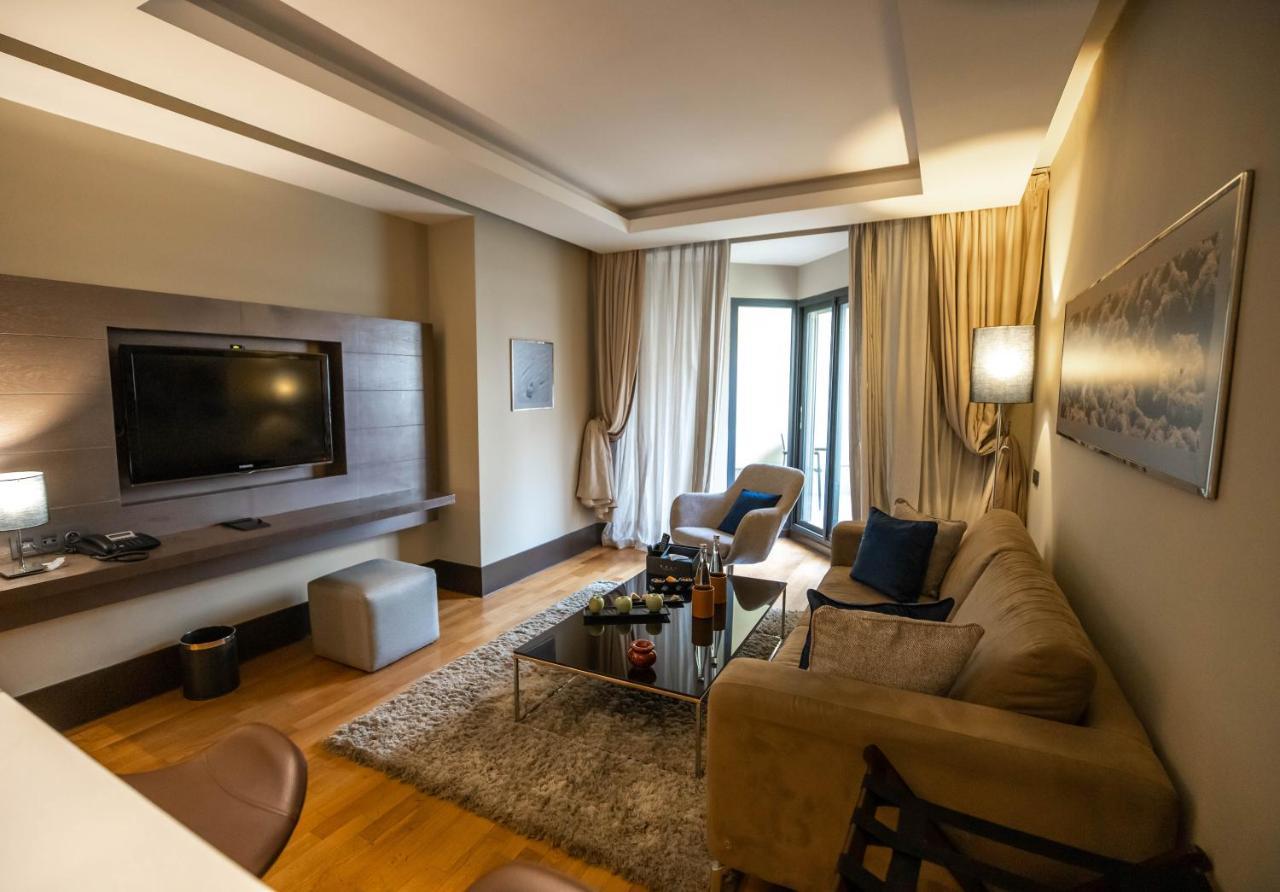 Gray Boutique Hotel Casablanca Eksteriør bilde A living room in a hotel suite